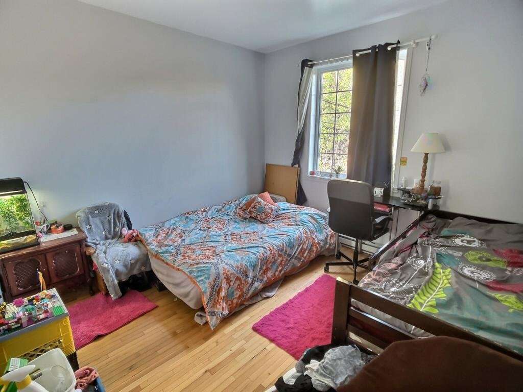 572